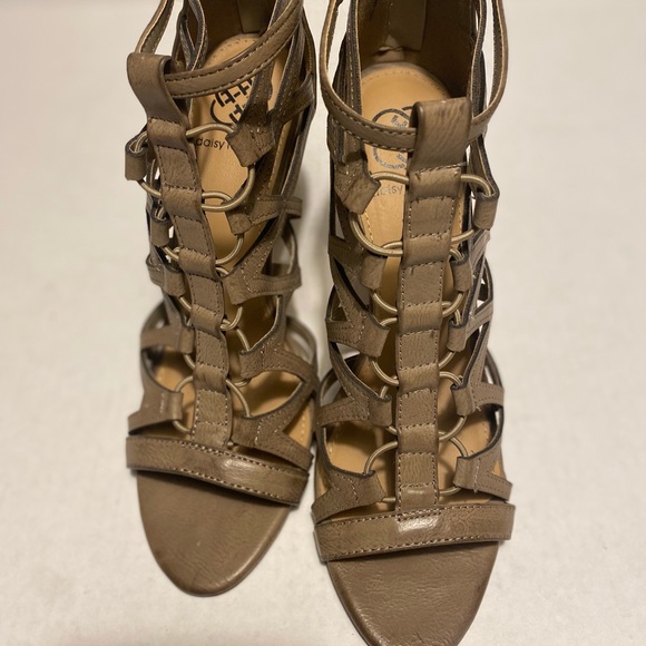 Daisy Fuentes Gladiator Heels. Size 8 1/2. - Picture 1 of 7